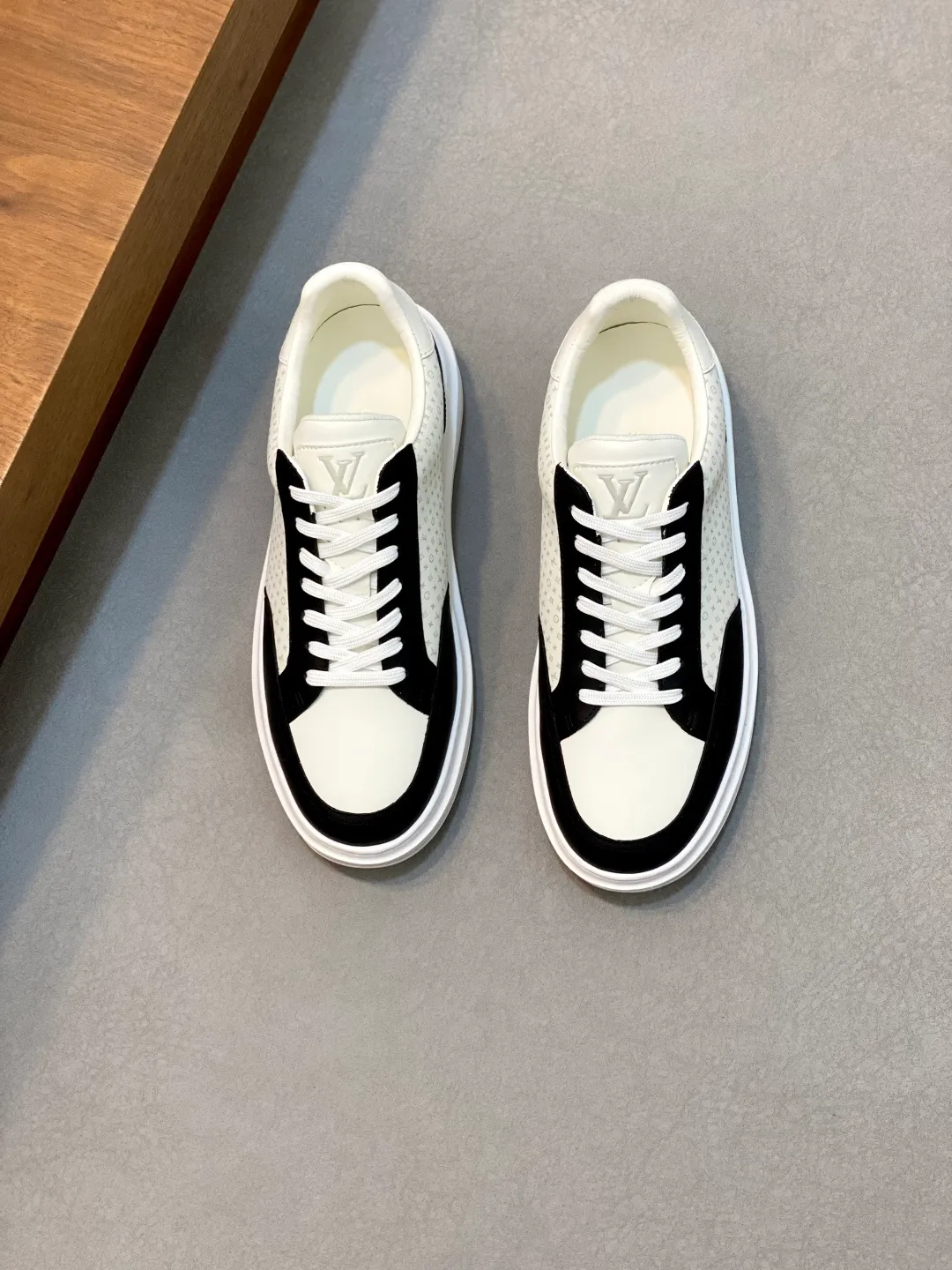 Factory price: 400💰LV🆕 New men's high-end casual sports shoes, using imported first-layer cowhide silk-screened brand lougou, original ultra-light men's shoes 💰u outsole, wear-resistant and comfortable, Monogram lougou embellished rubber outsole, breathable mesh lining, versatile classic style! Size: 38-44 (.45, 46 customized)